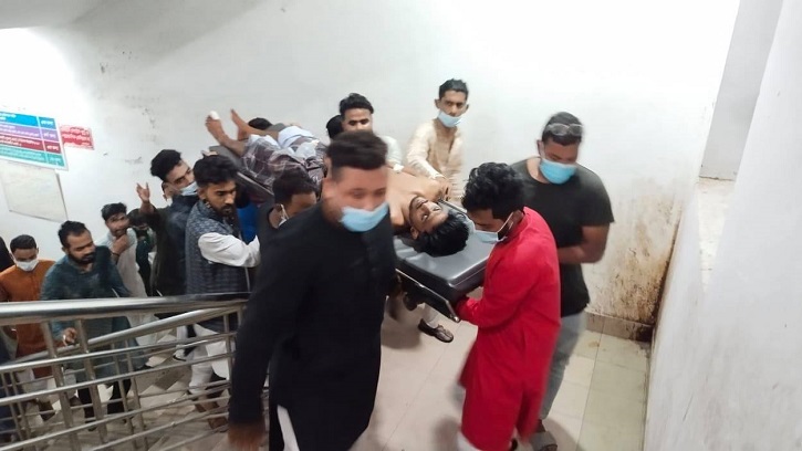 বগুড়ার রানারপ্লাজার সামনে তরুণ ছুরিকাঘাত বগুড়ার রানারপ্লাজার সামনে তরুণ ছুরিকাঘাত