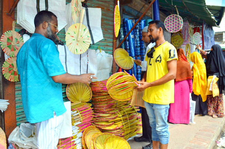 গরম আর লোডশেডিং, বগুড়ায় কদর বেড়েছে হাতপাখার গরম আর লোডশেডিং, বগুড়ায় কদর বেড়েছে হাতপাখার