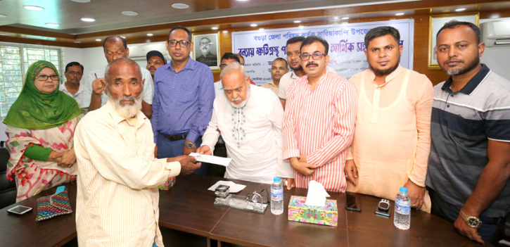 বগুড়ায় বন্যায় ক্ষতিগ্রস্থ পরিবারের মাঝে আর্থিক সহায়তা প্রদান বগুড়ায় বন্যায় ক্ষতিগ্রস্থ পরিবারের মাঝে আর্থিক সহায়তা প্রদান