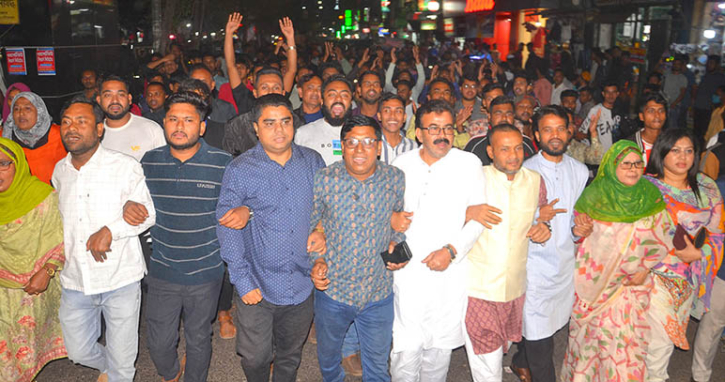 প্রধানমন্ত্রীকে অভিনন্দন জানিয়ে বগুড়ায় আনন্দ মিছিল ও মিষ্টি বিতরণ প্রধানমন্ত্রীকে অভিনন্দন জানিয়ে বগুড়ায় আনন্দ মিছিল ও মিষ্টি বিতরণ