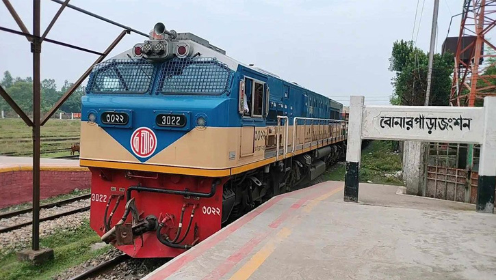 স্ত্রীর লাশ ফেলে পালিয়ে যাওয়া স্বামীর প্রাণ গেল ট্রেনে