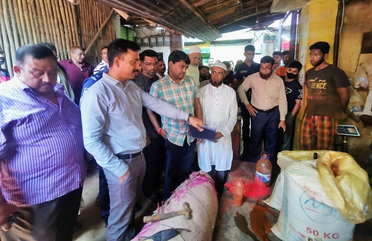 ইটের গুড়ো, তুষ আর নিষিদ্ধ রঙের মিশ্রণে মশলা!