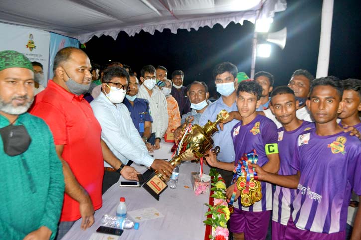 ফুটবলে বালিকা সেরা সোনাতলার, বালক শাজাহানপুরের ফুটবলে বালিকা সেরা সোনাতলার, বালক শাজাহানপুরের