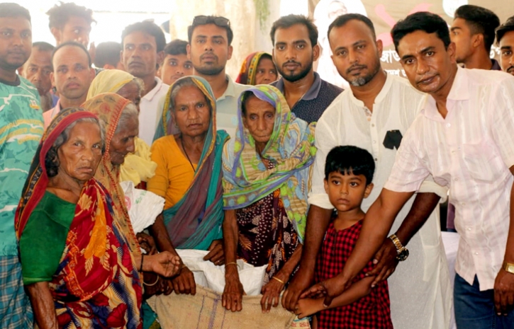 শোক দিবসে সারিয়াকান্দিতে চাল বিতরণ শোক দিবসে সারিয়াকান্দিতে চাল বিতরণ
