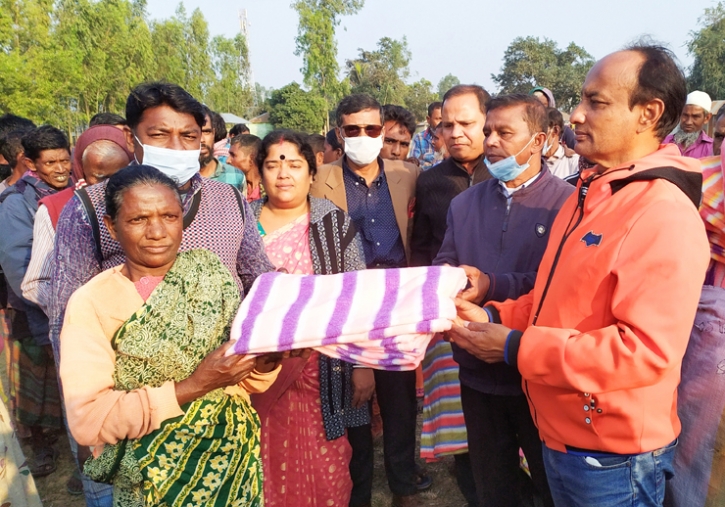 গোবিন্দগঞ্জে সাঁওতাল নারীদের মাঝে শীতবস্ত্র বিতরণ