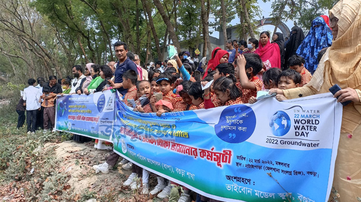 করতোয়া বাঁচাতে কাগজের নৌকা ভাসিয়ে শিক্ষার্থীদের প্রতিবাদ করতোয়া বাঁচাতে কাগজের নৌকা ভাসিয়ে শিক্ষার্থীদের প্রতিবাদ