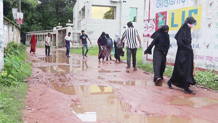 রাস্তা-ঘাট বেহাল, দূর্ভোগে নওগাঁ পৌরবাসী রাস্তা-ঘাট বেহাল, দূর্ভোগে নওগাঁ পৌরবাসী