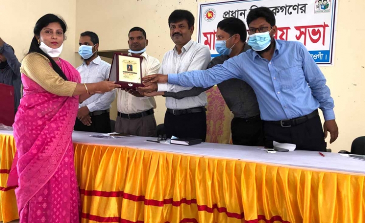 ধামইরহাটে সহকারি শিক্ষক মাহমুদা আক্তারকে সম্মাননা ধামইরহাটে সহকারি শিক্ষক মাহমুদা আক্তারকে সম্মাননা