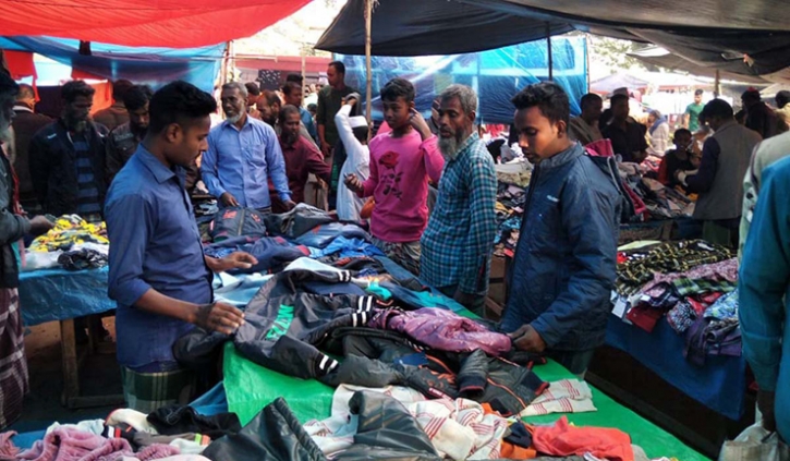 নন্দীগ্রামে জমে উঠেছে শীতের কাপড় বেচাকেনা নন্দীগ্রামে জমে উঠেছে শীতের কাপড় বেচাকেনা
