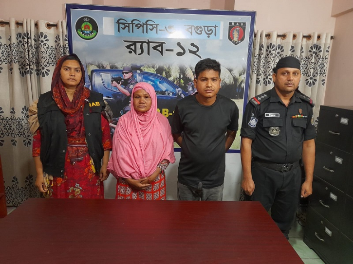 বগুড়ায় ফেনসিডিলসহ গ্রেপ্তার মা-ছেলে বগুড়ায় ফেনসিডিলসহ গ্রেপ্তার মা-ছেলে