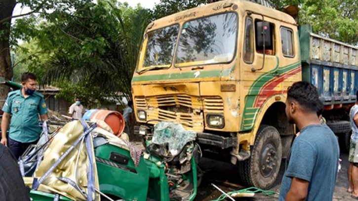 হাসপাতালে যাওয়ার পথে স্বামী-স্ত্রীসহ তিনজন নিহত হাসপাতালে যাওয়ার পথে স্বামী-স্ত্রীসহ তিনজন নিহত