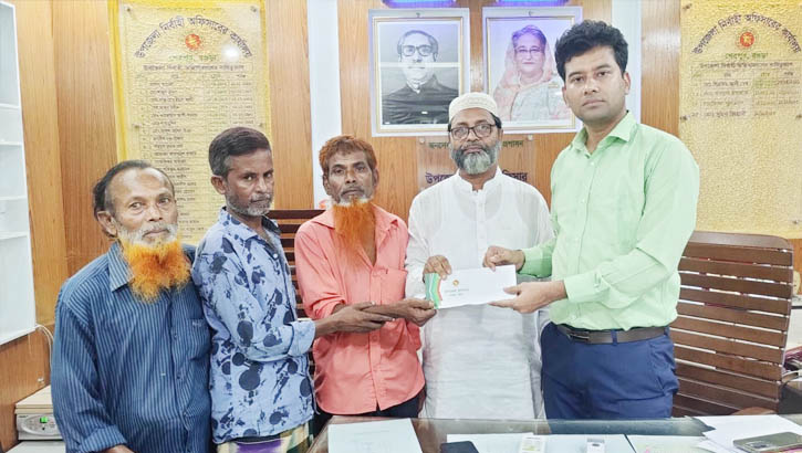 শেরপুরে ছুরিকাঘাতের আহত রিক্সা চালকের পরিবারকে আর্থিক অনুদান শেরপুরে ছুরিকাঘাতের আহত রিক্সা চালকের পরিবারকে আর্থিক অনুদান