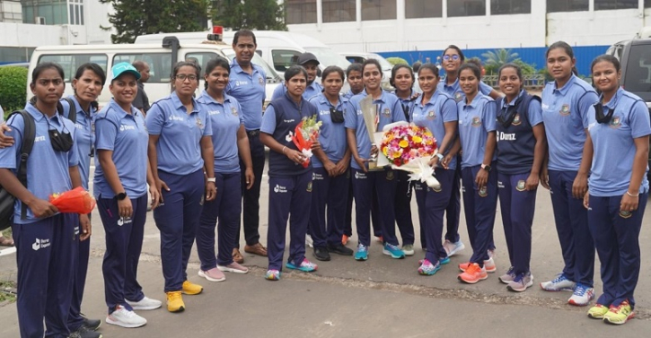 ট্রফি নিয়ে রাজধানীতে জ্যোতি-সালমারা ট্রফি নিয়ে রাজধানীতে জ্যোতি-সালমারা