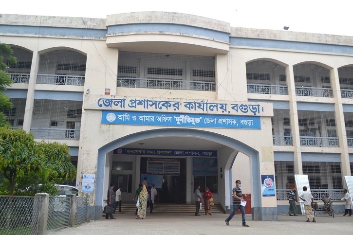 বগুড়া সদরে ইউএনওর সঙ্গে কার্যক্রম বন্ধের ঘোষণা চেয়ারম্যানের