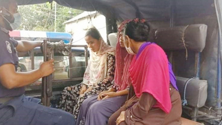 চোখে মরিচের গুঁড়া ছিটিয়ে ছিনতাই, তিন নারী ধরা চোখে মরিচের গুঁড়া ছিটিয়ে ছিনতাই, তিন নারী ধরা