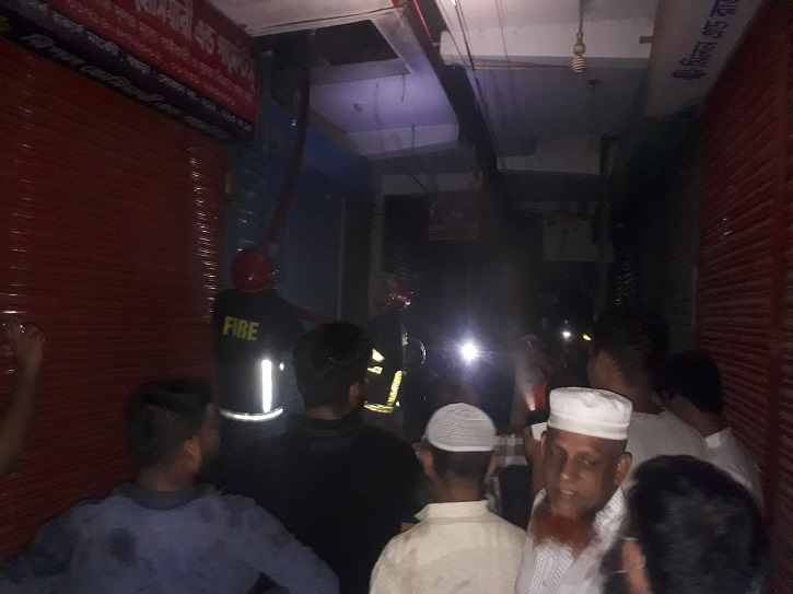 মাঝরাতে বগুড়ার হকার্স মার্কেটে আগুন মাঝরাতে বগুড়ার হকার্স মার্কেটে আগুন