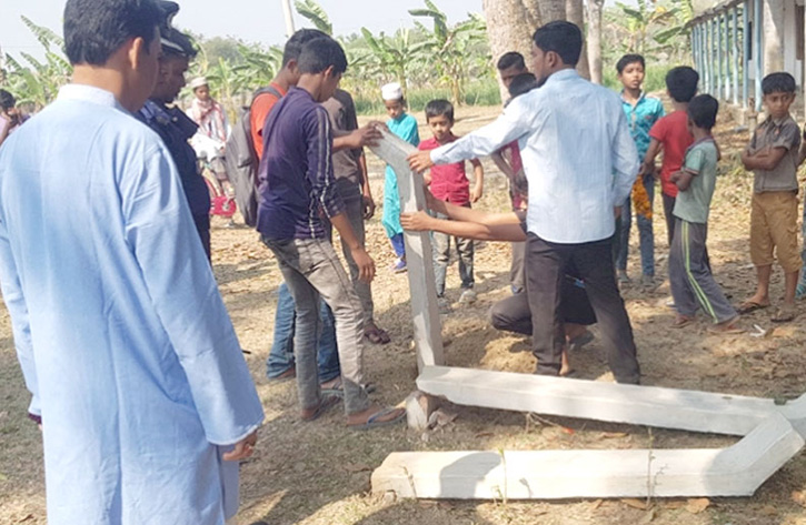 মাগুরায় শহীদ মিনার ভাঙচুর মাগুরায় শহীদ মিনার ভাঙচুর