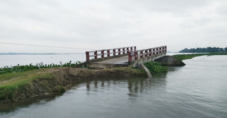 নির্মাণের দুই বছরেই দেবে গেল সেতু