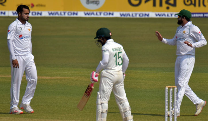 ৯ রানের আক্ষেপ নিয়ে সাজঘরে মুশফিক ৯ রানের আক্ষেপ নিয়ে সাজঘরে মুশফিক