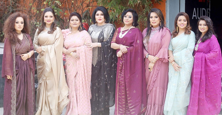 নারীদের শ্রদ্ধা জানাতে নারীদের গান নারীদের শ্রদ্ধা জানাতে নারীদের গান