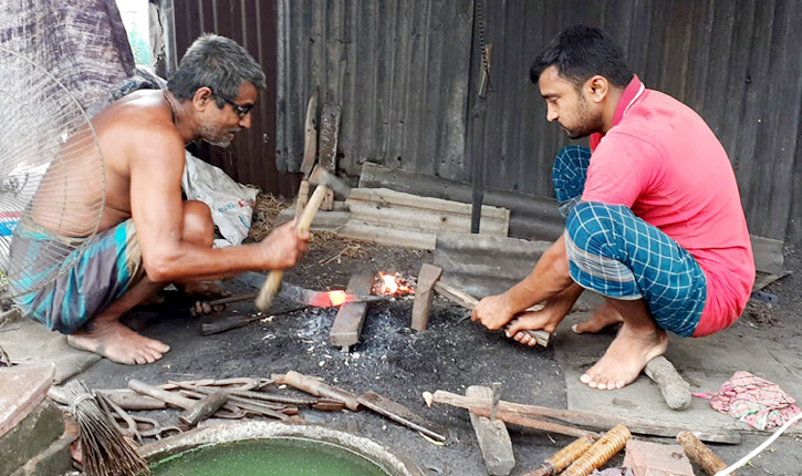 সুজানগরে কমছে কামারশিল্পী সুজানগরে কমছে কামারশিল্পী