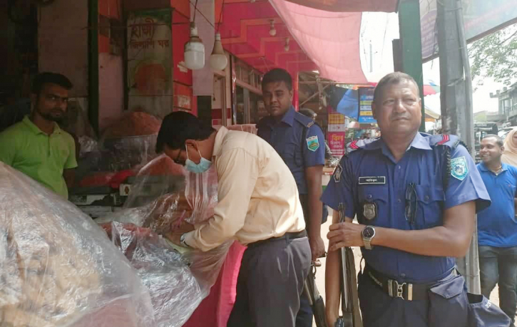 বগুড়ায় খোলা খাবার বিক্রি করায় জরিমানা বগুড়ায় খোলা খাবার বিক্রি করায় জরিমানা