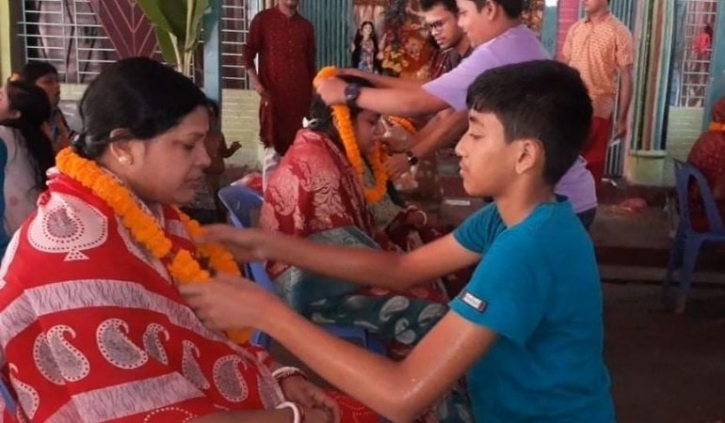 প্রতিমা নয়, গর্ভধারিনীর পায়ের নিচে আসন পেতেছে সন্তান প্রতিমা নয়, গর্ভধারিনীর পায়ের নিচে আসন পেতেছে সন্তান