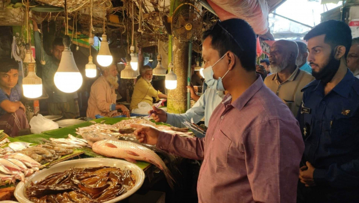 বগুড়ায় বিষাক্ত রং মেশানো মাছ বিক্রি, ব্যবসায়ীকে জরিমানা বগুড়ায় বিষাক্ত রং মেশানো মাছ বিক্রি, ব্যবসায়ীকে জরিমানা