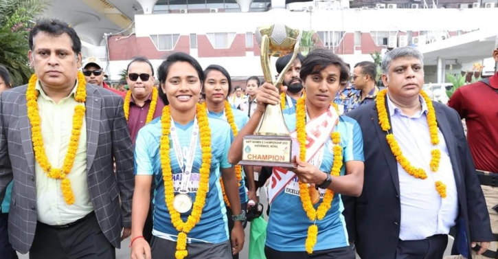 সাফজয়ী ৩ ফুটবলারের লাগেজ থেকে ডলার চুরি সাফজয়ী ৩ ফুটবলারের লাগেজ থেকে ডলার চুরি