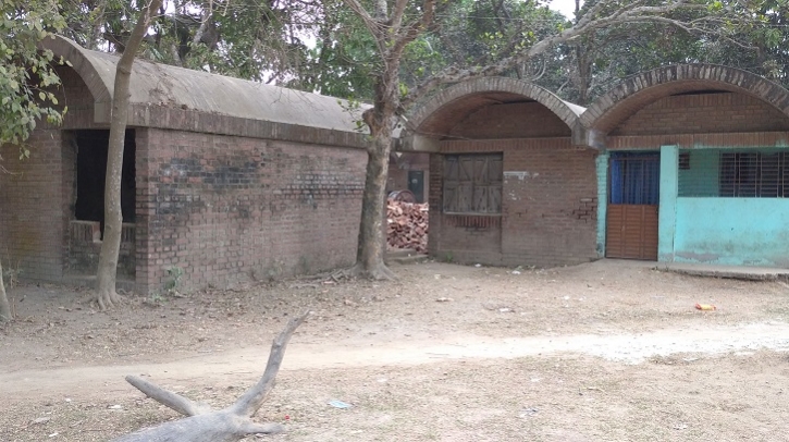 সংস্কারের অভাবে এখন অপকর্মের আখড়া সংস্কারের অভাবে এখন অপকর্মের আখড়া